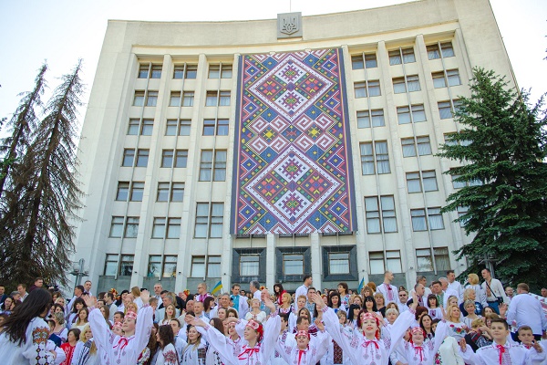 ОДА у вишиванці: На Тернопільщині влаштували масштабний флешмоб за участі державних службовців (Фото, Відео)