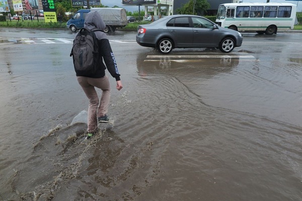 Тернополяни йдуть вбрід, а машин «накрило» водою: одні з головних вулиць міста потопають від дощу (Фоторепортаж, Відео)