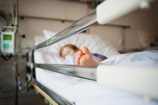 Впала з метрової висоти: на Тернопільщині шпиталізували 1-річну дитину
