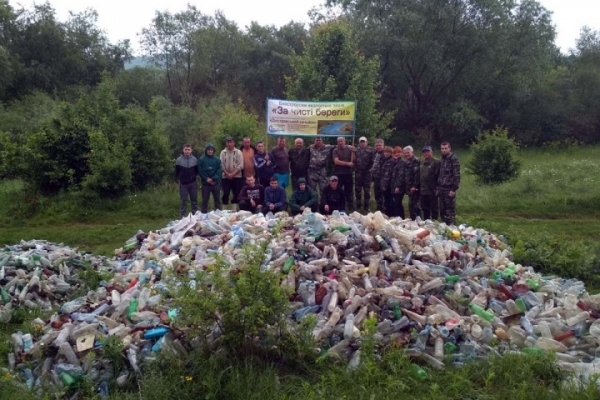 Гори пластикових пляшок: тернопільські волонтери показали шокуючі фото з Дністра