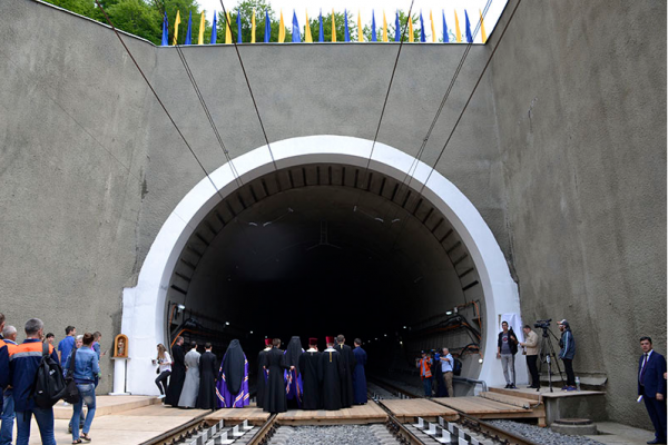 Закарпатські єпископи від УАПЦ, УПЦ КП та УПЦ МП, за участі Президента України, спільно освятили новий Бескидський тунель