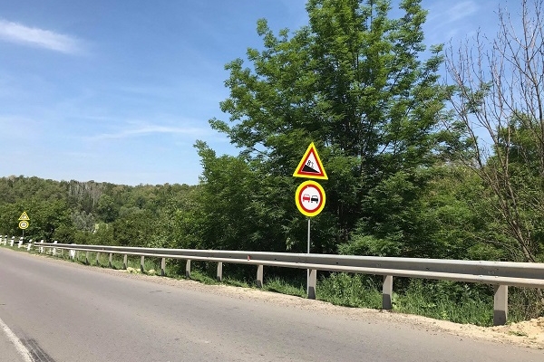 На дорозі Тернопіль-Чернівці встановили нові дорожні знаки і огородження підвищеного рівня захисту (Фото)