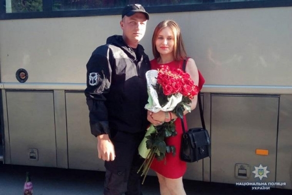Тернопільський поліцейський, щойно повернувшись з Донбасу, освідчився коханій (Фото)