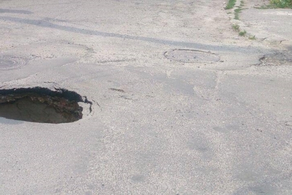У Тернополі на Новому світі утворилося провалля на дорозі (Фото)