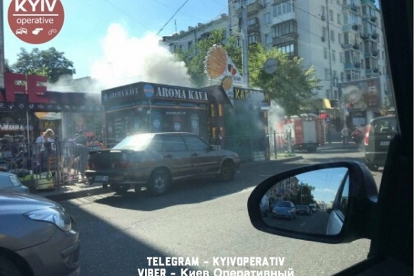 В Києві біля станції метро підпалили МАФи