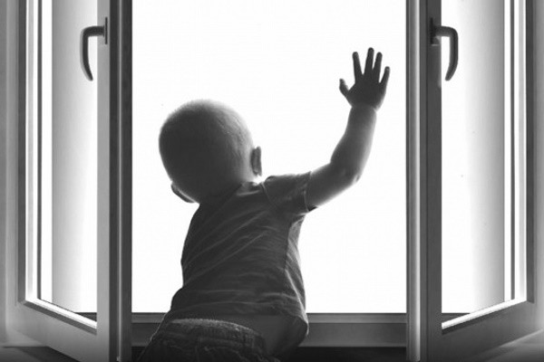 На Кременеччині 1-річний малюк випав з вікна четвертого поверху