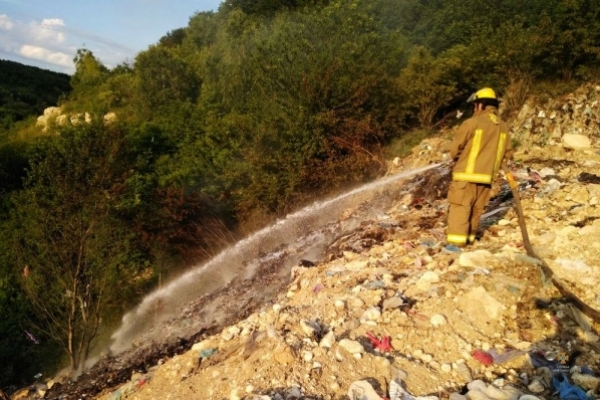 На Бережанщині спалахнуло сміттєзвалище