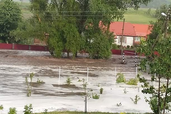 Збаражчина на Тернопільщині після дощу перетворилася на Венецію (Відео)