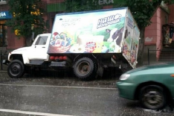 В центрі Тернополя вантажівка провалилася під асфальт (Фото)