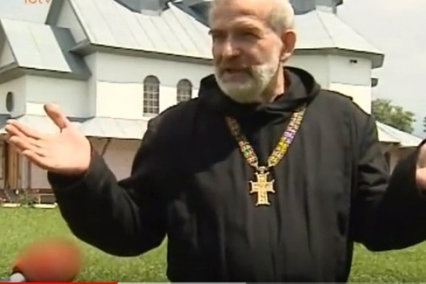 Священик із Прикарпаття зцілює людей з усього світу (Відео)