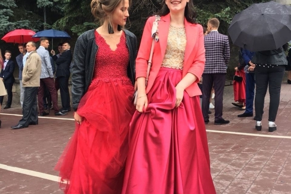 Парад краси та емоцій під дощем: у Тернополі випускний (Наживо)