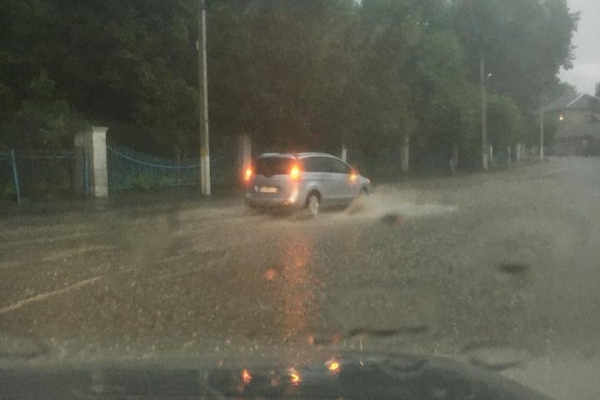 На Тернопільщині, внаслідок сильного дощу, затопило районний центр (Відео)