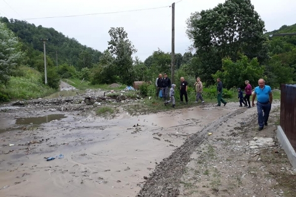 На Тернопільщині через сильні дощі розмиті дороги, знесло міст та у підвалах стоїть вода (Фото)