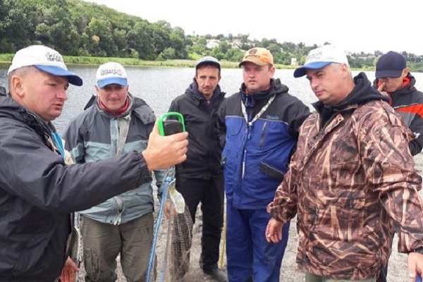 У Тернополі рибалки змагалися за Кубок мера і впіймали величезного ляща