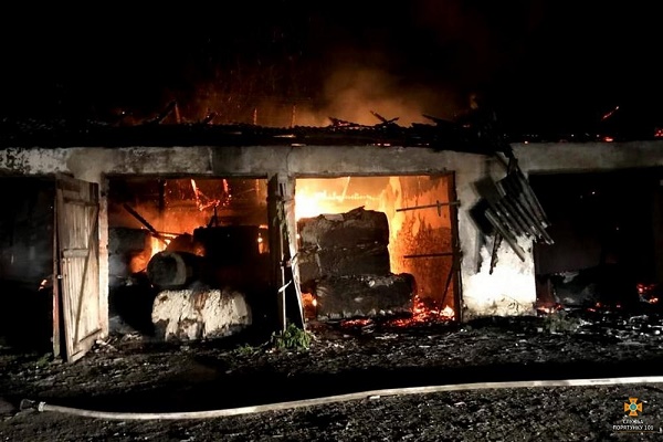 В Чернихівцях на Тернопільщині – масштабна пожежа в складах