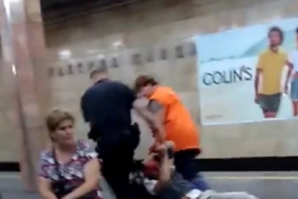 У київському метро поліцейський жорстоко побив чоловіка (Відео 18+)