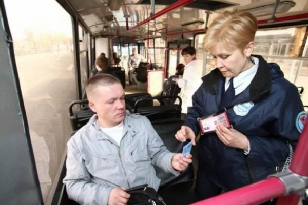У Тернополі в транспорті пасажирів масово штрафують за безквитковий проїзд