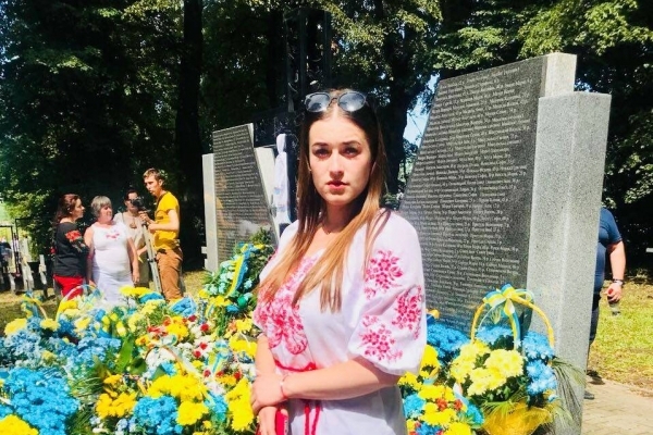 У Польщі тернопільська укропівка Інна Вовчок вшанувала жертв Сагринської трагедії