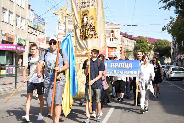 Кілька тисяч прочан вирушили сьогодні з Тернополя на пішу прощу до Зарваниці (Фото)