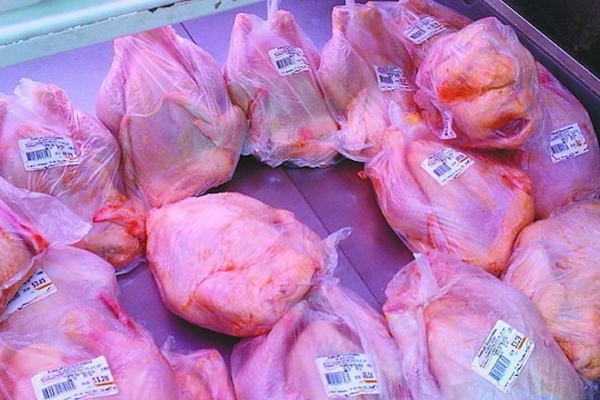 На Тернопільському ринку продають кури з тарганами (Фото)