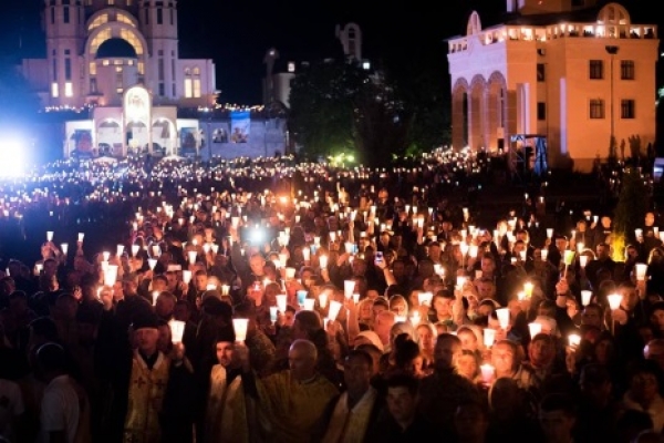 Під час вечірньої неймовірної ходи із свічками у Зарваниці люди молилися за мир в Україні (Відео) 