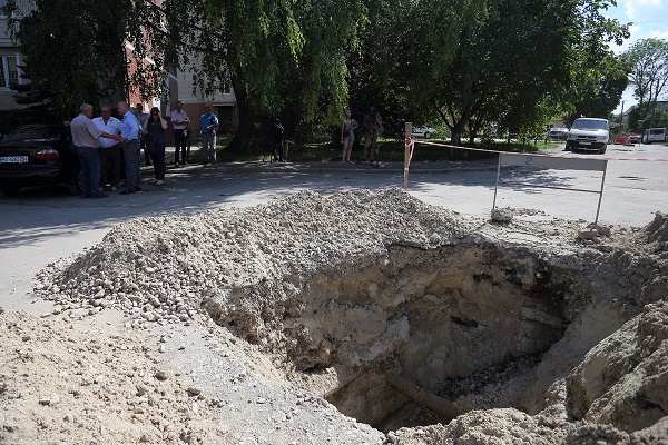 На вулиці Стадникової у Тернополі після ремонту буде нова мережа водовідведення