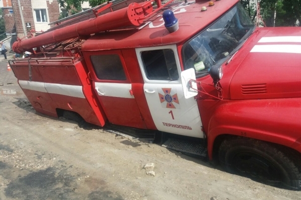 У Тернополі під асфальт провалився автомобіль рятувальників (Фото)