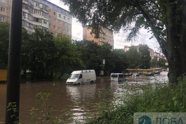 У Тернополі потоп біля «Універсаму» (Відео, Фото)