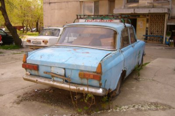 На вулицях Києва сотні покинутих автомобілів