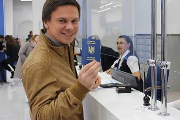 Нові закордонні паспорти: українцям пропонують ще одну послугу для виїзду з країни