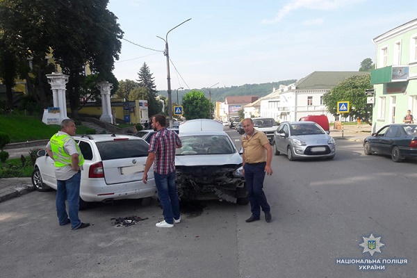 В Кременці чоловікові стало погано за кермом і він спричинив ДТП