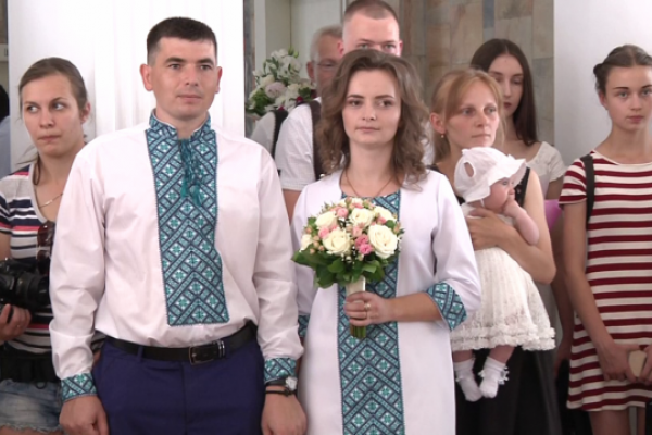 Шість пар закоханих одружилися у Тернополі у особливу дату (Відео)
