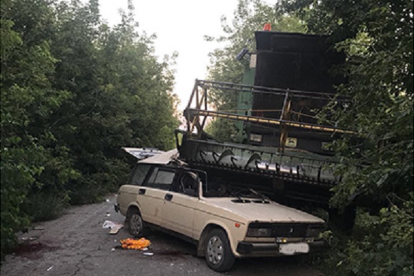 На Теребовлянщині ВАЗ зіткнувся з комбайном. Водій загинув