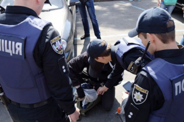 У Києві співробітники поліції пограбували іноземця