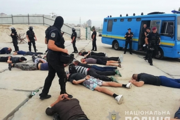 У Києві поліція затримала близько чотирьох десятків озброєних осіб