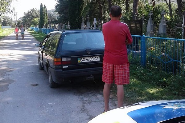 П'яний водій запрошував двох дівчаток до себе в машину, щоб пригостити цукерками