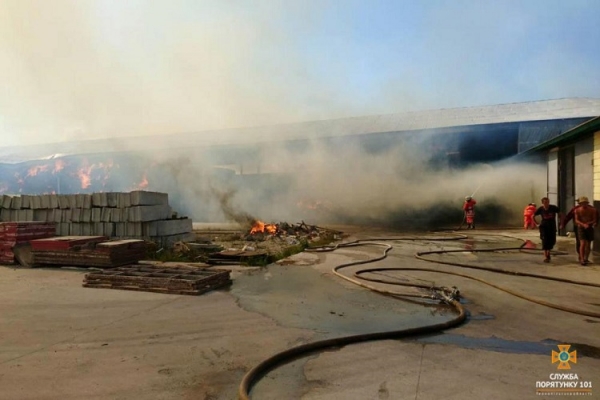 Масштабна пожежа: На Тернопільщині горить ферма