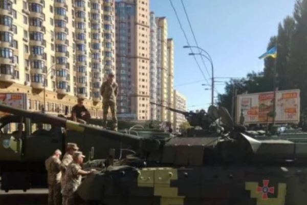 Під час репетиції параду у Києві військовий танк потрапив в ДТП (Фото)