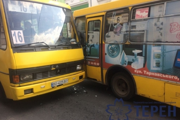 У ДТП в середмісті Тернополя потрапило дві маршрутки (Фото)