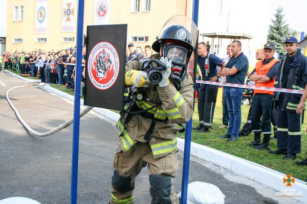 У Тернополі рятувальники змагались у форматі «Firefighter Combat Challenge»