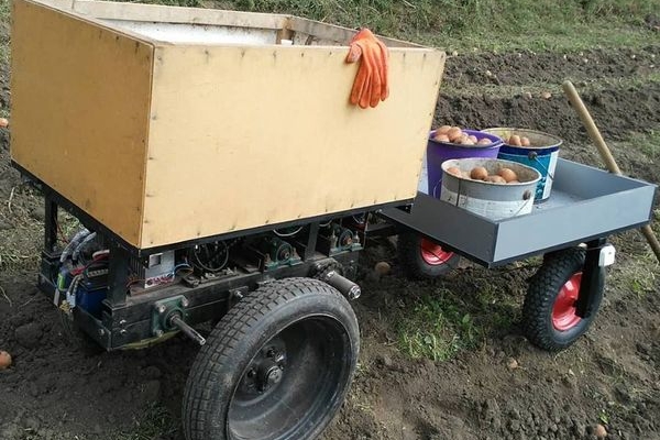 Чоловік з Тернопільщини збирає врожай картоплі з допомогою воза-робота, якого сам змайстрував (Фото)