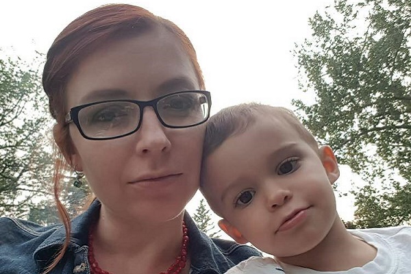 Син екс-тернополянки першим отримав українське громадянство у генконсульстві в Едмонтоні