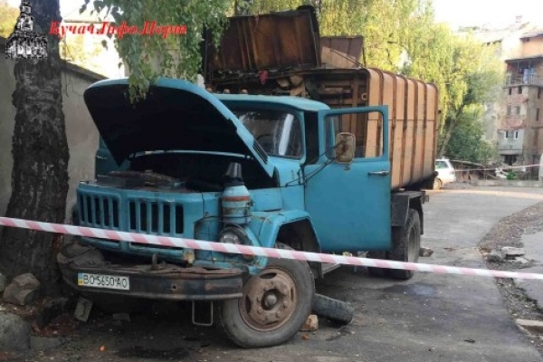 На Тернопільщині під колесами сміттєвоза загинув водій цього ж автомобіля (Фото)