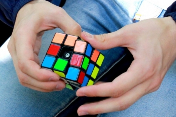 у Тернополі проведуть змагання зі швидкісного складання кубика-Рубіка