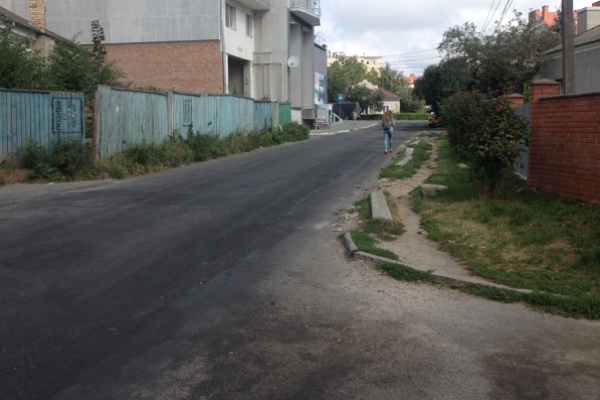 Тернополяни просять відремонтувати тротуар