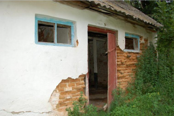 На Тернопільщині школярі змушені користуватися вбиральнею, яка бачила ще Першу Світову (Фото)