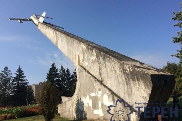 На пам'ятнику літака у Тернополі з'явилися нові тріщини. Чи загрожує це містянам? (Фото)