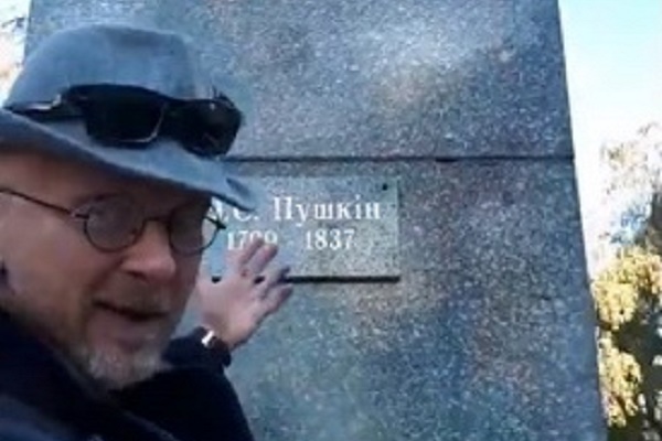 Як Антін Мухарський у Тернополі біля пам’ятника Пушкіну читав власну українізовану версію вірша «У лукоморья дуб зелёный»