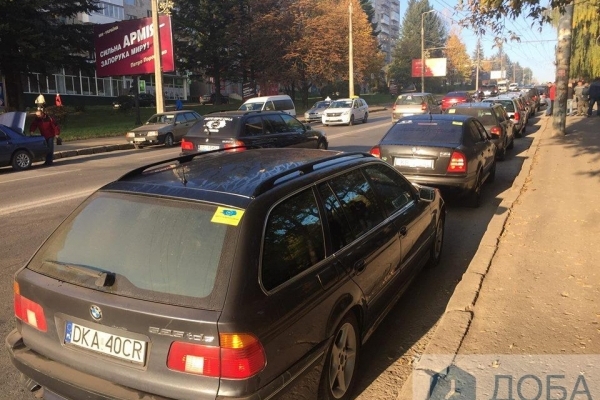 Тернопільські водії страйкують через високу ціну на пальне (Фото)