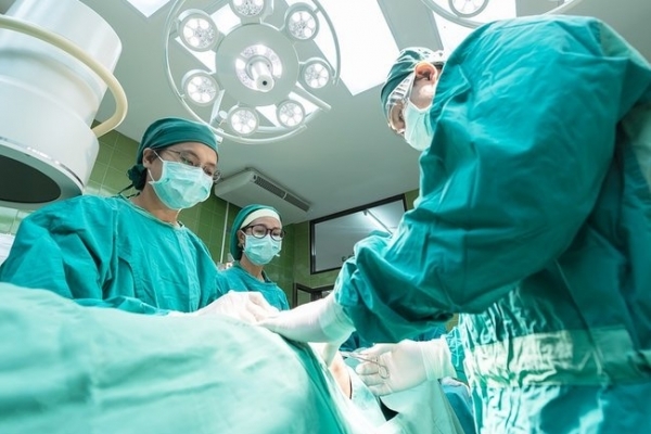 На Тернопільщині хірург вчасно врятував життя жінці